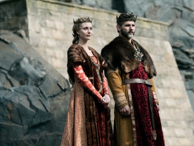 Kráľ Uther Pendragon, ktorého hrá austrálsky herec Eric Bana, spolu so svojou ženou, položia život za Arthura!